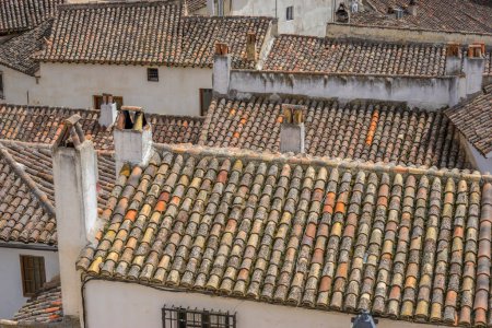 Téléchargez les photos : Maisons traditionnelles, toits espagnols, vie locale sur une place historique, joyaux culturels de Chinchon - en image libre de droit