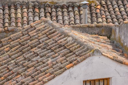 Téléchargez les photos : Maisons traditionnelles, toits espagnols, vie locale sur une place historique, joyaux culturels de Chinchon - en image libre de droit