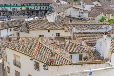 Foto de Vistas a la plaza española, tejados tradicionales, detalles arquitectónicos, esencia de Chinchon histórico capturado - Imagen libre de derechos