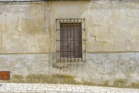 Téléchargez les photos : Sentiers pavés sinueux, des notes de culture espagnole, la vie du village dans une enclave touristique favorisée - en image libre de droit