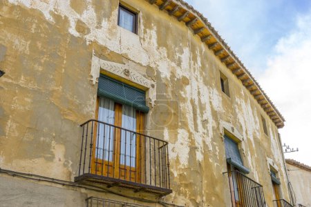 Téléchargez les photos : Sentiers pavés sinueux, des notes de culture espagnole, la vie du village dans une enclave touristique favorisée - en image libre de droit