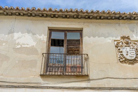 Téléchargez les photos : Rues rurales ensoleillées, maisons traditionnelles alignées, l'essence de l'Espagne historique capturé - en image libre de droit