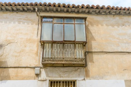 Téléchargez les photos : Rues rurales ensoleillées, maisons traditionnelles alignées, l'essence de l'Espagne historique capturé - en image libre de droit