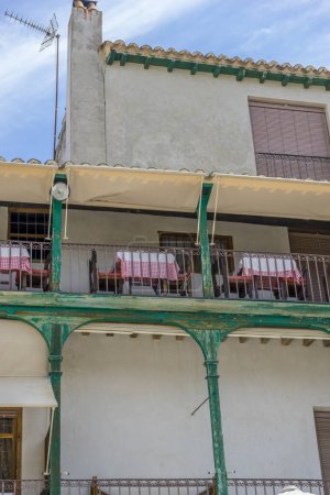 Téléchargez les photos : Vue sur la place espagnole, toits traditionnels, détails architecturaux, essence du Chinchon historique capturé - en image libre de droit