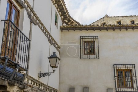 Foto de Casas antiguas, diseño castellano rústico, vistas panorámicas de la plaza de la ciudad, cultura española viva - Imagen libre de derechos