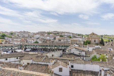 Foto de Vistas a la plaza española, tejados tradicionales, detalles arquitectónicos, esencia de Chinchon histórico capturado - Imagen libre de derechos