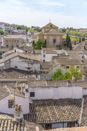 Téléchargez les photos : Vue sur la place espagnole, toits traditionnels, détails architecturaux, essence du Chinchon historique capturé - en image libre de droit