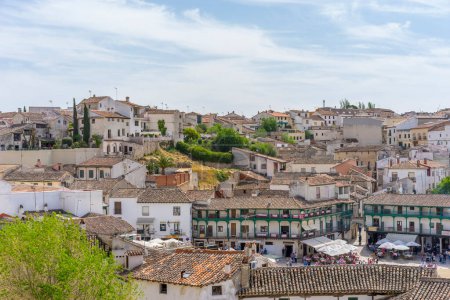 Téléchargez les photos : Maisons anciennes, design rustique castillan, vues panoramiques sur la place de la ville, culture espagnole vivante - en image libre de droit