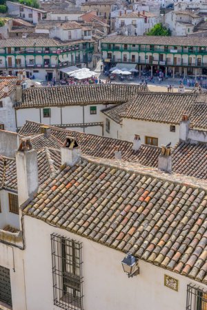 Téléchargez les photos : Maisons anciennes, design rustique castillan, vues panoramiques sur la place de la ville, culture espagnole vivante - en image libre de droit