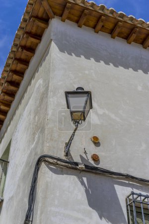Téléchargez les photos : Bâtiments historiques, architecture traditionnelle, un aperçu du patrimoine espagnol dans un lieu touristique bien-aimé - en image libre de droit