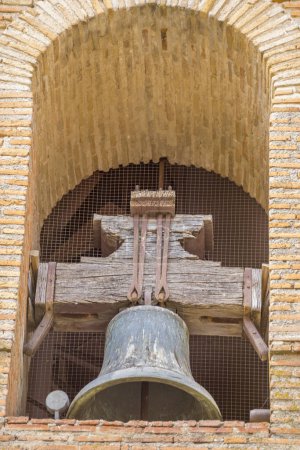 Foto de Campana icónica, reloj detallado, arquitectura española, captando la belleza histórica y religiosa de Chinchon - Imagen libre de derechos
