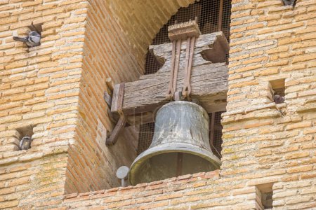 Téléchargez les photos : Cloche emblématique, horloge détaillée, architecture espagnole, capture de la beauté historique et religieuse de Chinchon - en image libre de droit