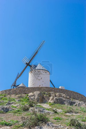 Foto de Vistas panorámicas, molinos de viento de pie. Un testimonio del pasado, presente y grandeza de la naturaleza de España - Imagen libre de derechos