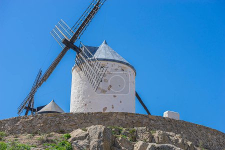 Téléchargez les photos : Vue panoramique, moulins à vent debout. Un témoignage du passé, du présent et de la grandeur de la nature en Espagne - en image libre de droit