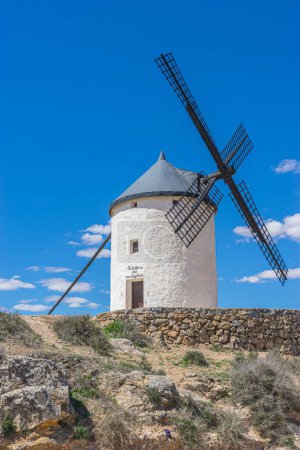 Téléchargez les photos : Moulins à vent perchés, silhouette contre le ciel espagnol. L'histoire, la culture et la beauté des paysages de Tolède entrelacés dans un même cadre - en image libre de droit
