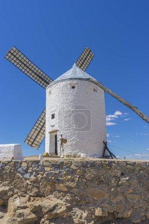 Foto de Estructuras blancas remolcadas, orgullo de Consuegra. Un viaje por el rico legado de España y sus pintorescos paisajes - Imagen libre de derechos