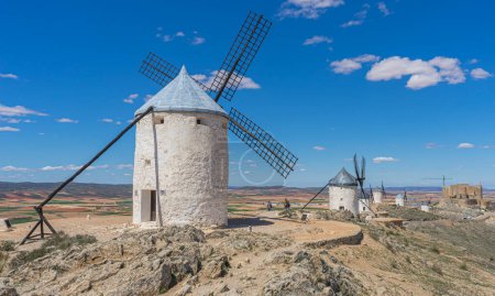Foto de Molinos de viento de Hilltop, silueta contra el cielo español. Historia, cultura y belleza escénica de Toledo entrelazadas en un marco - Imagen libre de derechos