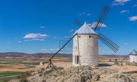 Foto de Estructuras blancas remolcadas, orgullo de Consuegra. Un viaje por el rico legado de España y sus pintorescos paisajes - Imagen libre de derechos