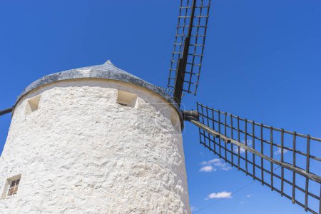 Téléchargez les photos : Vue panoramique, moulins à vent debout. Un témoignage du passé, du présent et de la grandeur de la nature en Espagne - en image libre de droit