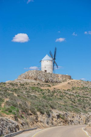 Foto de Molinos de viento de Hilltop, silueta contra el cielo español. Historia, cultura y belleza escénica de Toledo entrelazadas en un marco - Imagen libre de derechos