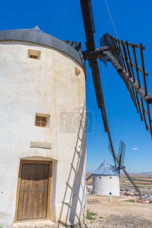 Foto de Vistas panorámicas, molinos de viento de pie. Un testimonio del pasado, presente y grandeza de la naturaleza de España - Imagen libre de derechos