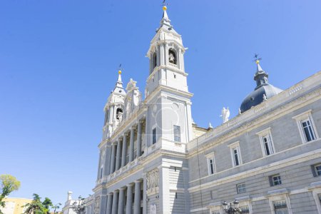 Téléchargez les photos : Tours emblématiques, splendeurs panoramiques. Découvrez le rythme cardiaque de Madrid à travers sa résidence royale monumentale - en image libre de droit