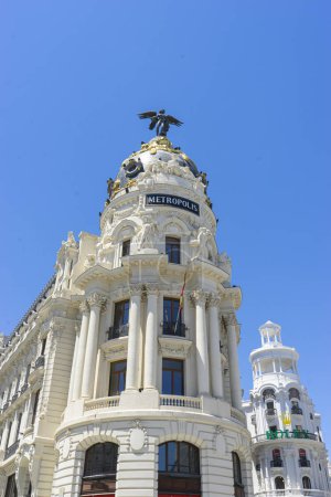 Foto de Esplendor español: Gran Vía coronando Metrópolis Monumento - Imagen libre de derechos