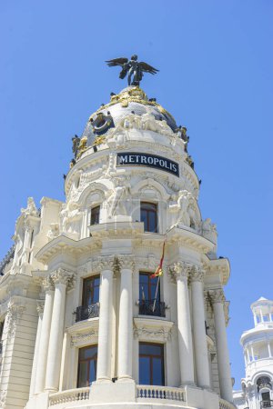 Foto de Esplendor español: Gran Vía coronando Metrópolis Monumento - Imagen libre de derechos