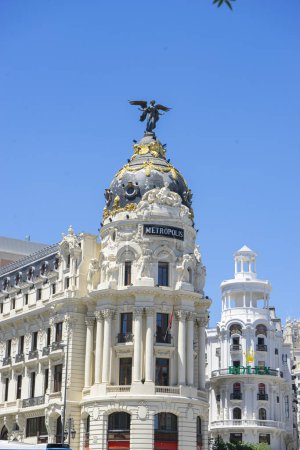 Téléchargez les photos : La Majesté Artistique de Madrid : L'Elégance du Bâtiment Metropolis - en image libre de droit