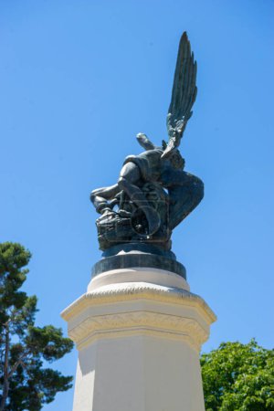 Téléchargez les photos : Allure bronze, ailes déployées au milieu de la verdure madrilène. Un voyage dans l'art, l'histoire et l'ambiance sereine du parc du Retiro - en image libre de droit