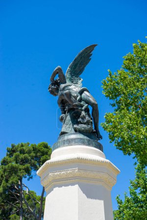 Foto de Atracción de bronce, alas extendidas en medio de la vegetación madrileña. Un viaje al arte, la historia y el ambiente sereno del Parque del Retiro - Imagen libre de derechos