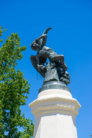 Téléchargez les photos : Merveille artistique : Sculpture d'ange déchu dans le parc du Retiro - en image libre de droit