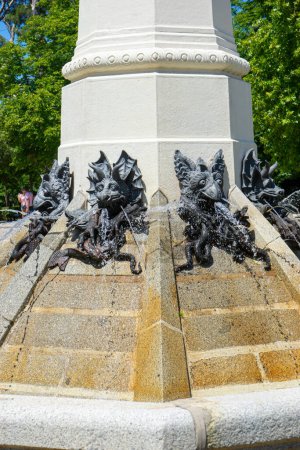 Foto de Maravilla Artística: Escultura Ángel Caído en el Parque del Retiro - Imagen libre de derechos
