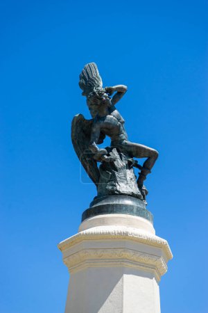 Téléchargez les photos : Merveille artistique : Sculpture d'ange déchu dans le parc du Retiro - en image libre de droit