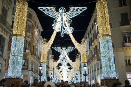 Téléchargez les photos : Une nuit festive à Malaga avec les superbes lumières de Noël de Calle Larios, capturant l'esprit de vacances - en image libre de droit