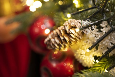 Foto de Un árbol de Navidad bellamente decorado con luces brillantes y adornos coloridos, encarnando el espíritu festivo - Imagen libre de derechos