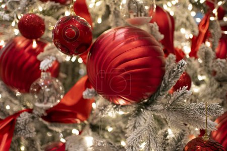Téléchargez les photos : Un arbre de Noël joliment décoré avec des lumières scintillantes et des ornements colorés, incarnant l'esprit festif - en image libre de droit