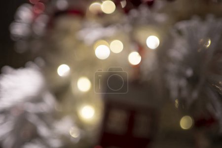 Foto de Las luces brillantes y borrosas proporcionan un efecto de iluminación festivo, agregando brillo y calidez a la escena.. - Imagen libre de derechos