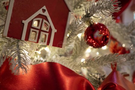 Téléchargez les photos : Une élégante couronne de Noël ornant la porte, accueillant la joyeuse période des fêtes. - en image libre de droit