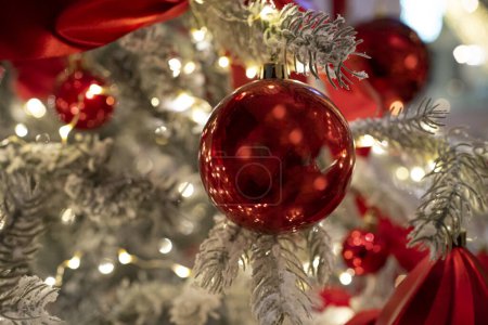 Téléchargez les photos : Un arbre de Noël joliment décoré avec des lumières scintillantes et des ornements colorés, incarnant l'esprit festif - en image libre de droit