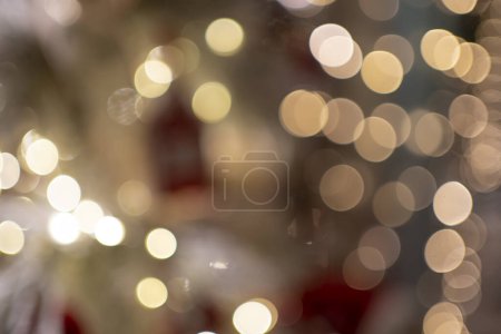 Foto de Las luces brillantes y borrosas proporcionan un efecto de iluminación festivo, agregando brillo y calidez a la escena.. - Imagen libre de derechos