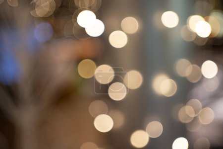 Téléchargez les photos : Lumières de Noël festives capturées dans un beau style flou, créant une décoration magique et festive. - en image libre de droit