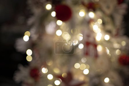 Téléchargez les photos : Des lumières claires et floues donnent un effet d'éclairage festif, ajoutant de l'éclat et de la chaleur à la scène. - en image libre de droit