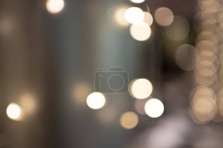 Foto de Luces navideñas festivas capturadas en un hermoso estilo borroso, creando una decoración mágica y celebratoria. - Imagen libre de derechos