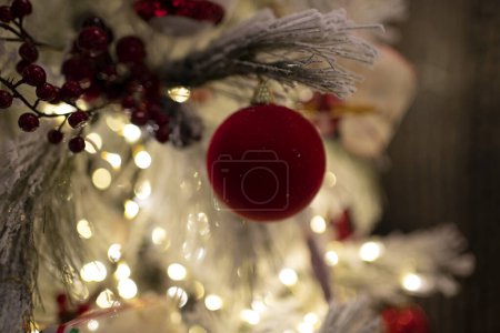 Foto de Un árbol de Navidad bellamente decorado con luces brillantes y adornos coloridos, encarnando el espíritu festivo - Imagen libre de derechos