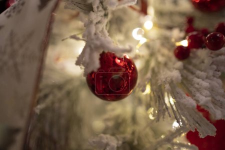 Foto de Adornos navideños tradicionales que añaden un toque festivo y alegre a la decoración navideña. - Imagen libre de derechos