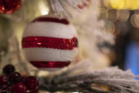Téléchargez les photos : Ornements de Noël traditionnels ajoutant une touche festive et joyeuse à la décoration de vacances. - en image libre de droit