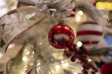 Téléchargez les photos : Ornements de Noël traditionnels ajoutant une touche festive et joyeuse à la décoration de vacances. - en image libre de droit