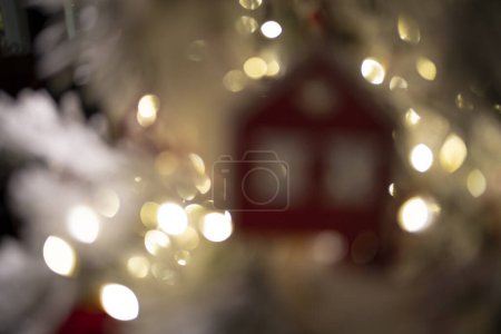 Téléchargez les photos : Lumières de Noël festives capturées dans un beau style flou, créant une décoration magique et festive. - en image libre de droit