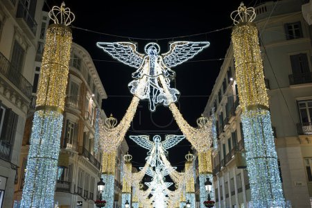 Téléchargez les photos : Capturer l'esprit festif avec de superbes lumières de Noël à Calle Larios à Malaga, une attraction hivernale incontournable - en image libre de droit